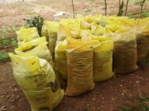 engrais organique dans des sacs jaunes